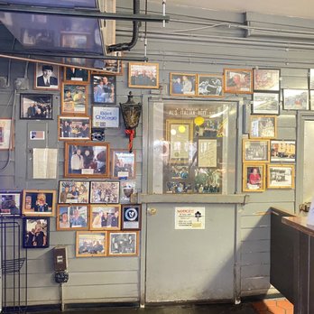 Al's Beef - Da wall of shame of all da celebs - Sandwiches Near Me - Chicago, Illinois