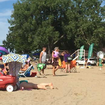 Edgewater Park - Beachgoers with vendors area in the background. - Parks Near Me - Cleveland, Ohio Edgewater Park - Beachgoers with vendors area in the background. - Parks Near Me - Cleveland, Ohio
