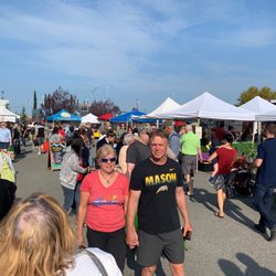 South Anchorage Farmer's Market - Busy Market!