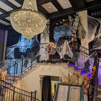 TENN - gorgeous and spooky lobby decor :) - American Near Me - Nashville, Tennessee TENN - gorgeous and spooky lobby decor :) - American Near Me - Nashville, Tennessee
