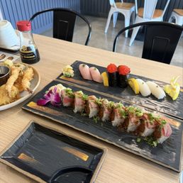 Tuna tataki roll, nigiri (hamachi, ika, tobiko) Tuna tataki roll, nigiri (hamachi, ika, tobiko)