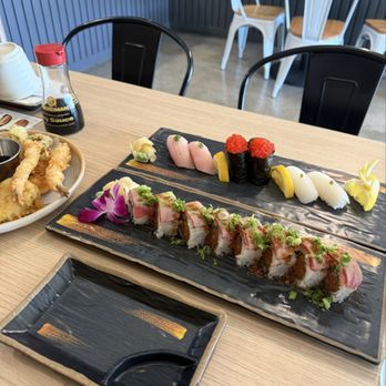 It'sumo - Tuna tataki roll, nigiri (hamachi, ika, tobiko) - Japanese Near Me - Oakland, California It'sumo - Tuna tataki roll, nigiri (hamachi, ika, tobiko) - Japanese Near Me - Oakland, California