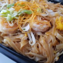 Pad Thai w/ sautéed shrimp