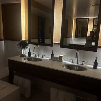 Hotel Valencia - Bathroom - Hotels Near Me - San Jose, California
