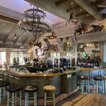Horseshoe Lounge at Harris Ranch - Horseshoe Bar - Cocktail Bars Near Me - Coalinga, California
