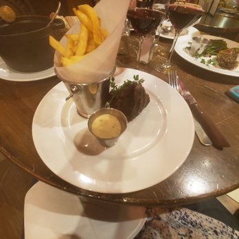 Carmine Café - Steak and fries. Duck confit and boef bourguignon in the background. - Pizza Near Me - Paris, 75