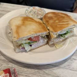 Light Athenia sandwich with coleslaw