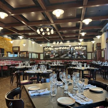 Aixois - Ambiance - French Near Me - Leawood, Kansas