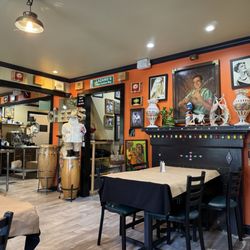 Lazaro's Cuban Cuisine - Dining room