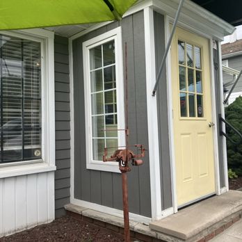 Honey's Kitchen - Outside. There are three patio tables with umbrellas out of view - Breakfast & Brunch Near Me - Fairfield, New Jersey