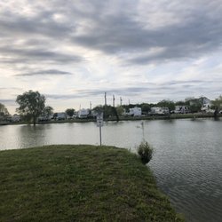 Waco RV Resort - Pond