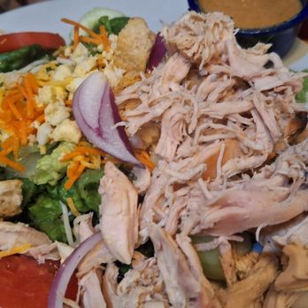 'Cue - Garden salad with chicken - Barbeque Near Me - Cumming, Georgia 'Cue - Garden salad with chicken - Barbeque Near Me - Cumming, Georgia