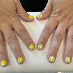 Back-to-school 2024! Highlighter vibes for mother/daughter mani day