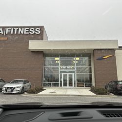 LA Fitness - Exterior