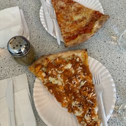 Il Villaggio - Buffalo chicken pizza
