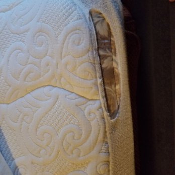 Victoria Inn - Mattress protector is old and ripped - Hotels Near Me - Murphys, California