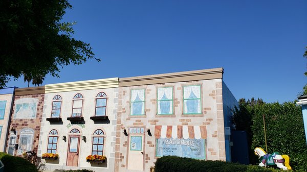 Mondragon Roofing Contractors Logo