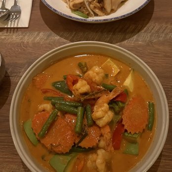 Kin'd - 4. Shrimp Avocado Curry N4. Garlic Noodle - Thai Near Me - Fresh Meadows, New York