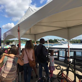 Navark - Waiting to embark - Boat Charters Near Me - Longueuil, Quebec