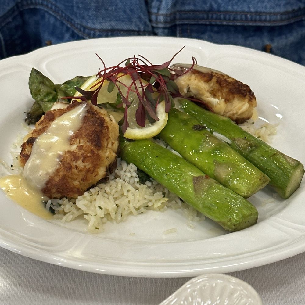 Uptown Blanco Restaurant - Crab cakes with asparagus - American Near Me - Blanco, Texas
