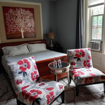 The Inn At Gothic Eves - Bordeaux room - Hotels Near Me - Trumansburg, New York The Inn At Gothic Eves - Bordeaux room - Hotels Near Me - Trumansburg, New York