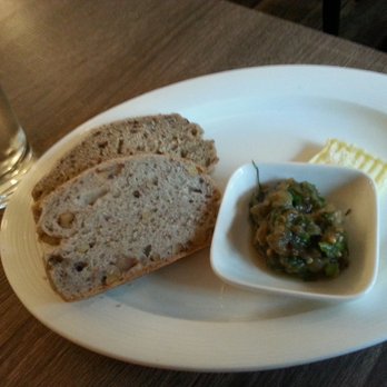 Restaurant Lara - Verschiedene frische Scheiben Brot mit salziger Butter und Auberginenpüree - Modern European Near Me - Stralsund, MV Restaurant Lara - Verschiedene frische Scheiben Brot mit salziger Butter und Auberginenpüree - Modern European Near Me - Stralsund, MV
