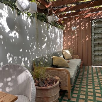 Farmhouse Paso - Outdoor patio and dining - Hotels Near Me - Paso Robles, California
