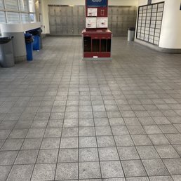 Lobby. Empty of any shipping supplies. Lobby. Empty of any shipping supplies.