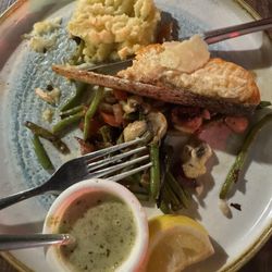 Marina Caffe - Gebratener Lachs mit Kartoffelpüree und Gemüse - alles ohne Gewürze.