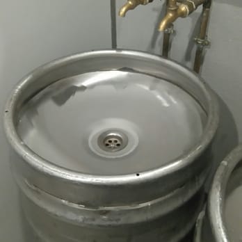 The Good Burger - Detalle del baño. Lavabo como si fuera un barril de cerveza. - American Near Me - Zaragoza, Z
