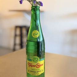 Lemon Bar - Citrus mineral water for a centerpiece. Makes sense!