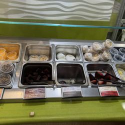 Menchie's Frozen Yogurt - Davie - Topping bar