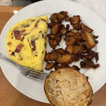 Peach Valley Cafè - Bacon and cheese omelet with English muffin and potatoes - Cafes Near Me - Ormond Beach, Florida