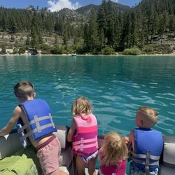 North Lake Tahoe Boat Rental - Kids having the best time in the pontoon boat!