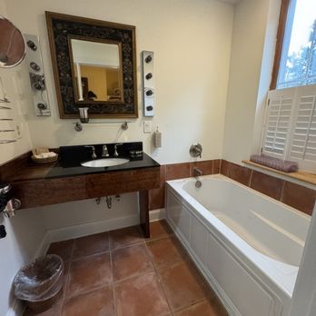 Wedmore Place - Bathroom- Piedmont - Hotels Near Me - Williamsburg, Virginia