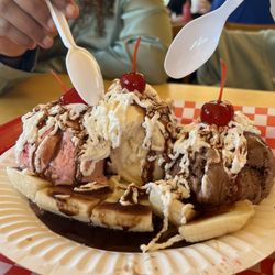 Ben's Burgers - Banana split!