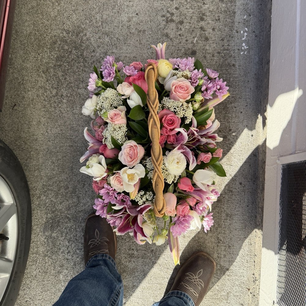 Pretty Petals Arrangements - Basket bouquet - Floral Designers Near Me - La selva , California