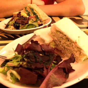 San Wich - sandwiches de salmon y otro de pollo y aguacate - Burgers Near Me - Madrid, M