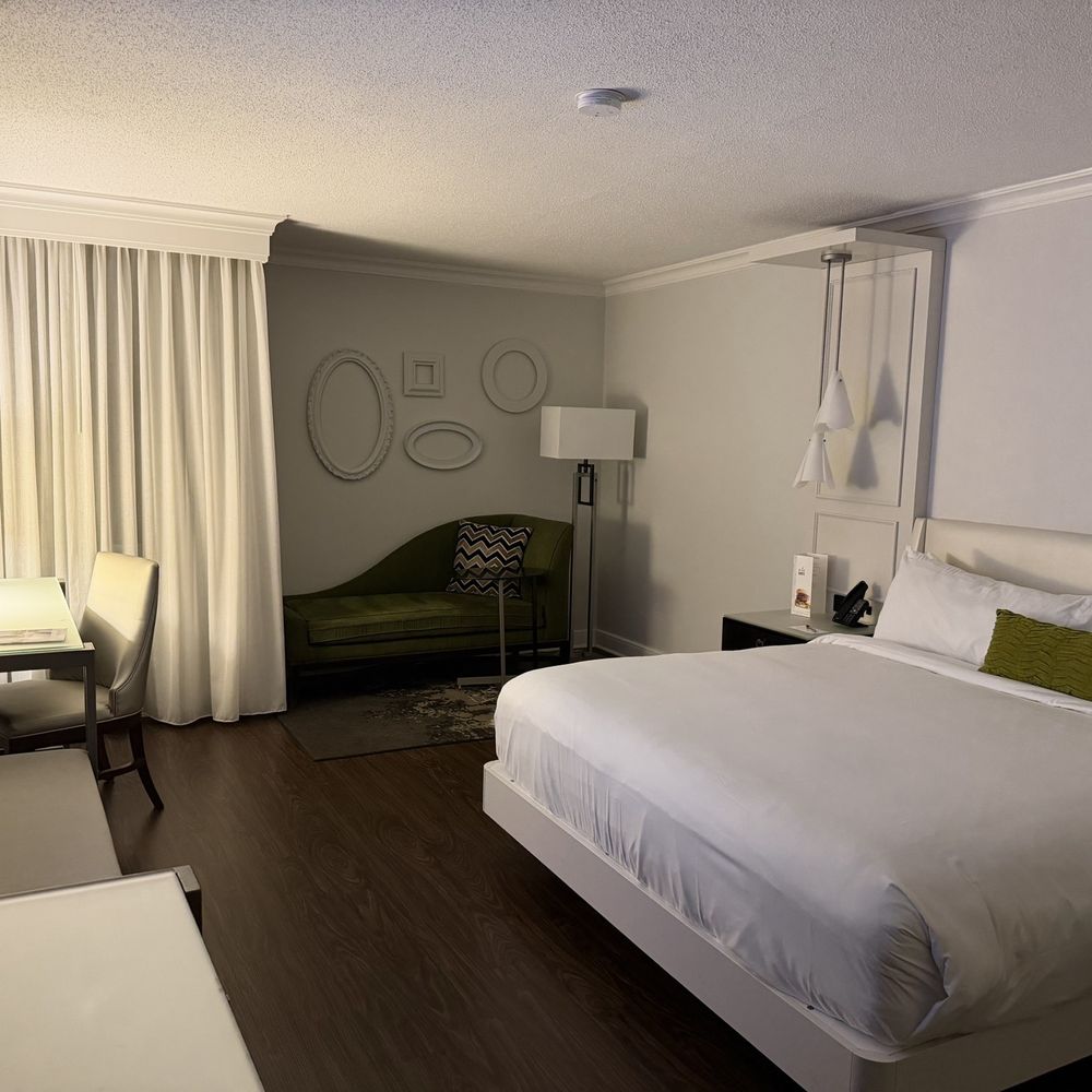 Charlotte Marriott SouthPark - King room - Hotels Near Me - Charlotte, North Carolina