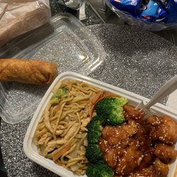 Mr Zeng Chinese Food - Lo mien with sesame chicken