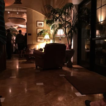 Brio Italian Grille - The empty lobby as I wait 5 minutes past my reservation. This place sucks already - Italian Near Me - Gilbert, Arizona