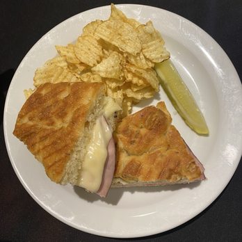 Cafe Des Artistes - Cafes Near Me - Fallbrook, California