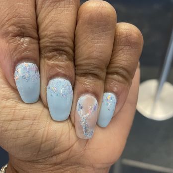 V Nails & Spa - No chip natural nails with design - Nail Salons Near Me - Des Plaines, Illinois
