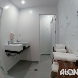 Haka Lodge Auckland - Clean functional showers and sinks.