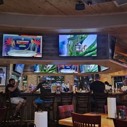 Hooters - Bar