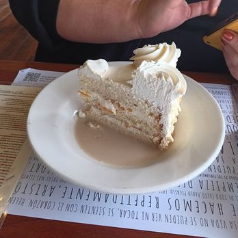 Café de la Flor - White cake, good fluffy frosting and light - Cafeteria Near Me - Tijuana, BCN