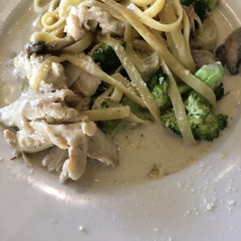 Vault Cafe - Fettuccine with cream sauce and mushrooms and broccoli - Breakfast & Brunch Near Me - Berkeley, California
