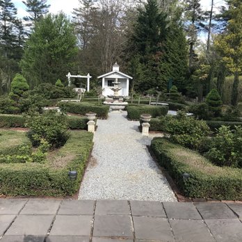 Pinebrook Manor - English garden - Bed & Breakfast Near Me - Hendersonville, North Carolina Pinebrook Manor - English garden - Bed & Breakfast Near Me - Hendersonville, North Carolina