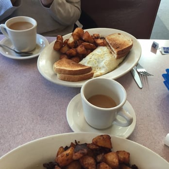 Makris Diner - Spinach mushroom and Swiss egg white omelette crispy potatoes and the best coffee - Diners Near Me - Wethersfield, Connecticut