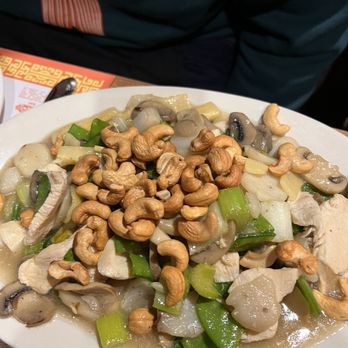 Yee Peggy Emperor's Kitchen - Cashew chicken - Chinese Near Me - Brookfield, Wisconsin Yee Peggy Emperor's Kitchen - Cashew chicken - Chinese Near Me - Brookfield, Wisconsin
